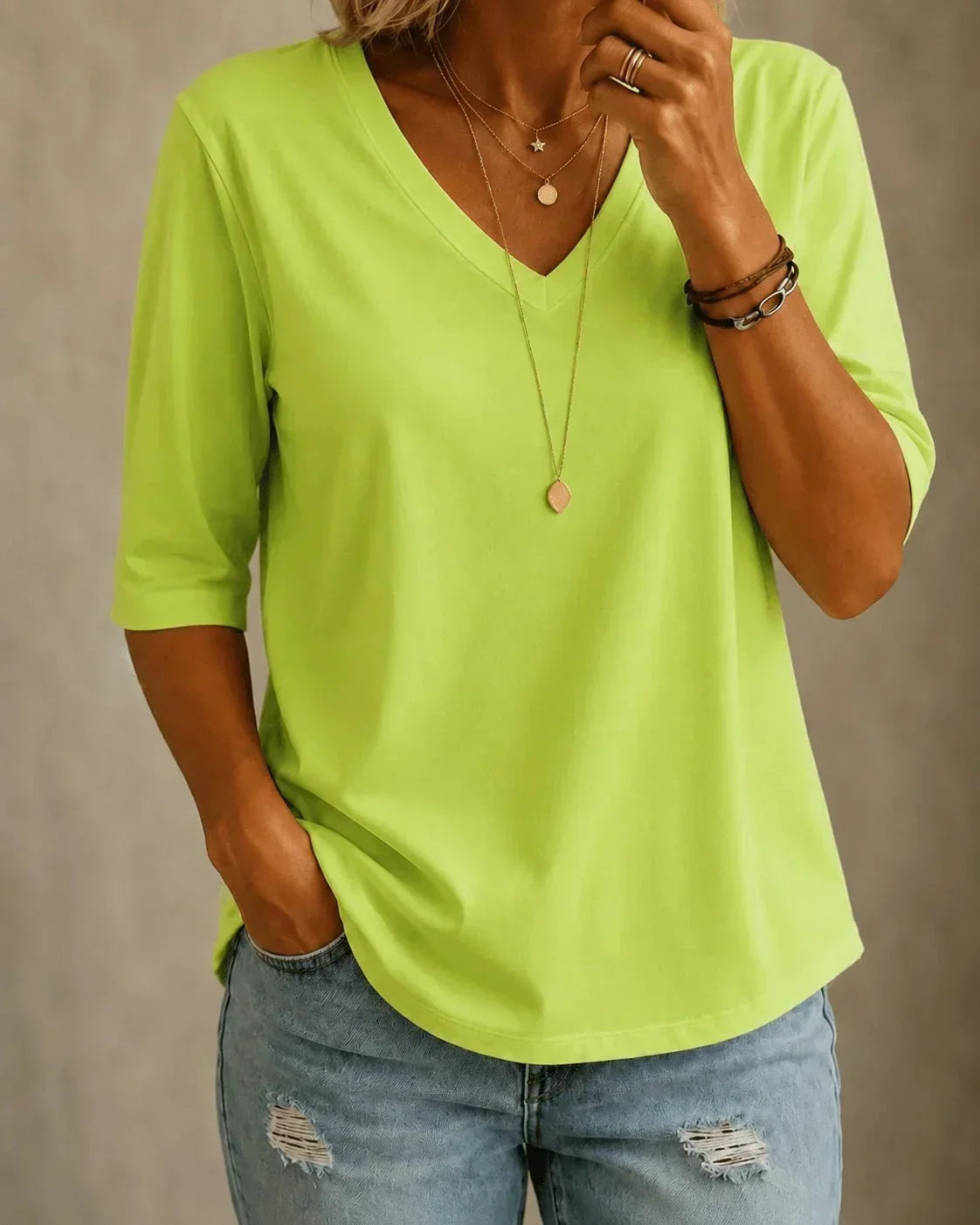 Alora™ | T-shirt Clássica com Decote em V