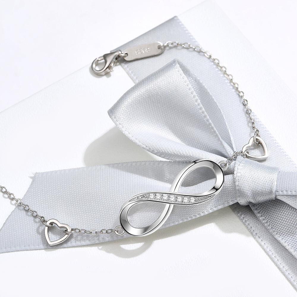 Éternelle™ | Bracelete Infinito Cravejado de Cristais e Corações Delicados