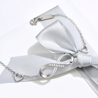 Éternelle™ | Bracelete Infinito Cravejado de Cristais e Corações Delicados