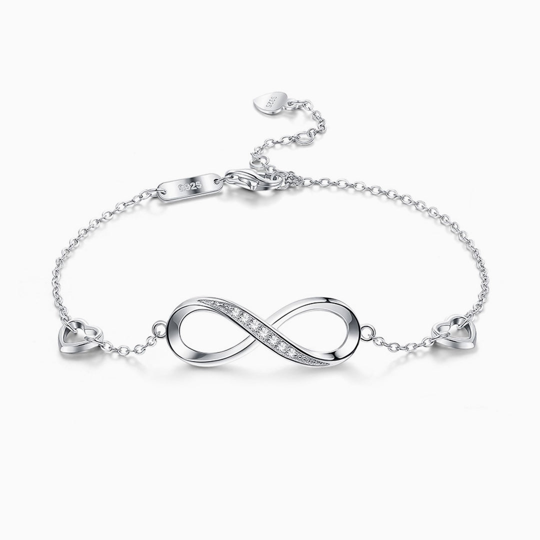 Éternelle™ | Bracelete Infinito Cravejado de Cristais e Corações Delicados