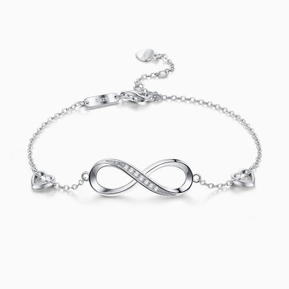 Éternelle™ | Bracelete Infinito Cravejado de Cristais e Corações Delicados