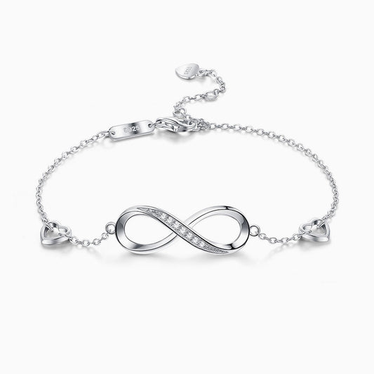 Éternelle™ | Bracelete Infinito Cravejado de Cristais e Corações Delicados