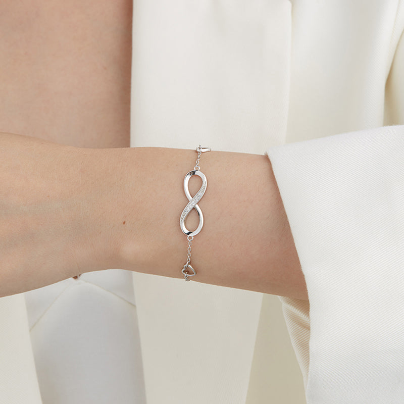 Éternelle™ | Bracelete Infinito Cravejado de Cristais e Corações Delicados
