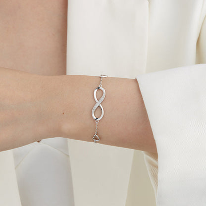 Éternelle™ | Bracelete Infinito Cravejado de Cristais e Corações Delicados