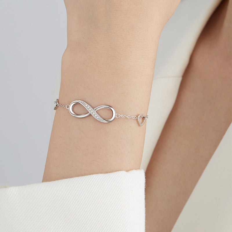 Éternelle™ | Bracelete Infinito Cravejado de Cristais e Corações Delicados