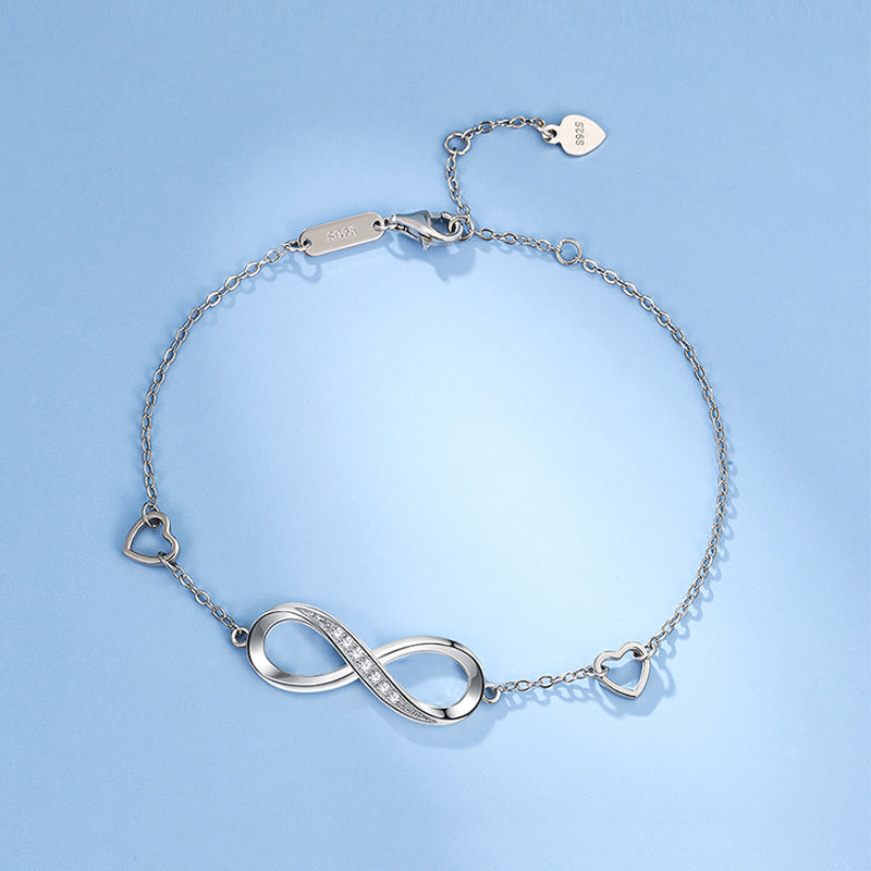 Éternelle™ | Bracelete Infinito Cravejado de Cristais e Corações Delicados
