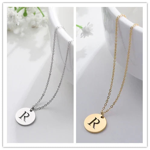 Solène™ | Colar com Pendente de Letra Elegante em Ouro