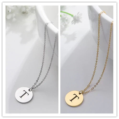Solène™ | Colar com Pendente de Letra Elegante em Ouro