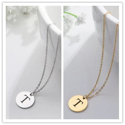 Solène™ | Colar com Pendente de Letra Elegante em Ouro