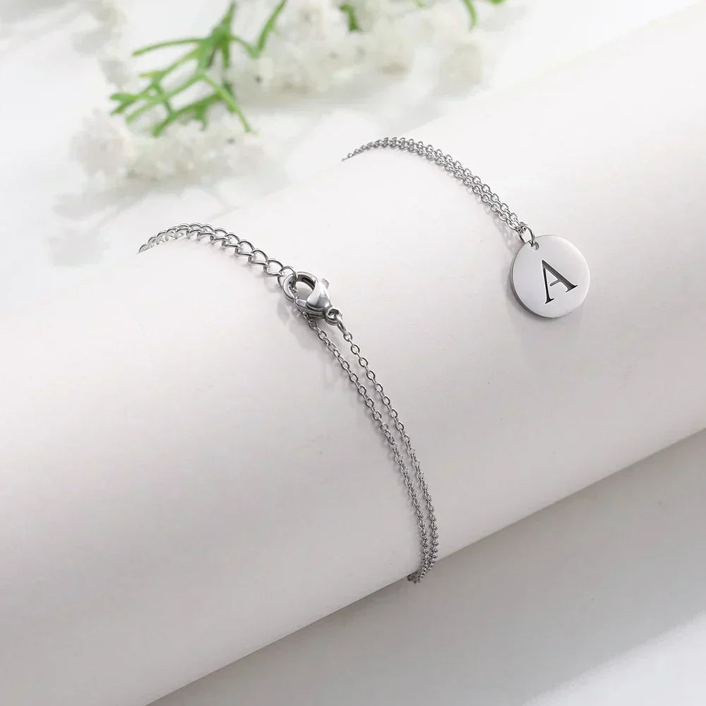 Solène™ | Colar com Pendente de Letra Elegante em Ouro
