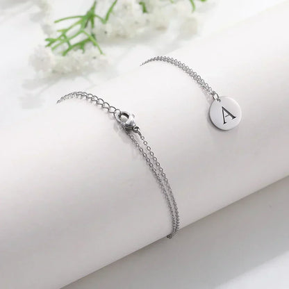 Solène™ | Colar com Pendente de Letra Elegante em Ouro