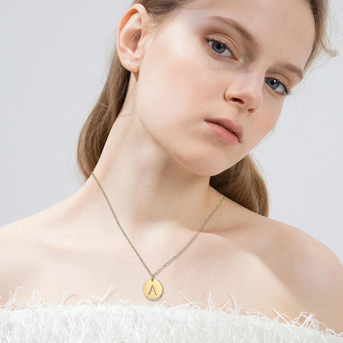 Solène™ | Colar com Pendente de Letra Elegante em Ouro