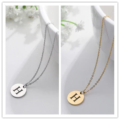 Solène™ | Colar com Pendente de Letra Elegante em Ouro