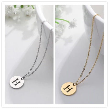 Solène™ | Colar com Pendente de Letra Elegante em Ouro