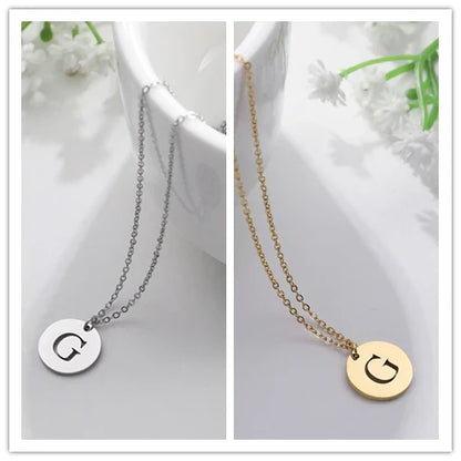Solène™ | Colar com Pendente de Letra Elegante em Ouro
