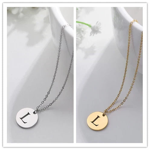 Solène™ | Colar com Pendente de Letra Elegante em Ouro