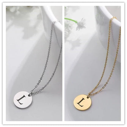 Solène™ | Colar com Pendente de Letra Elegante em Ouro