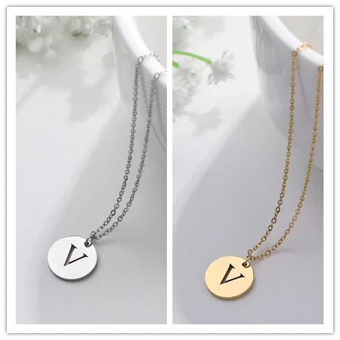 Solène™ | Colar com Pendente de Letra Elegante em Ouro