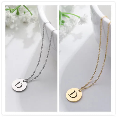Solène™ | Colar com Pendente de Letra Elegante em Ouro
