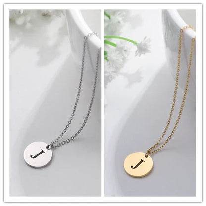 Solène™ | Colar com Pendente de Letra Elegante em Ouro
