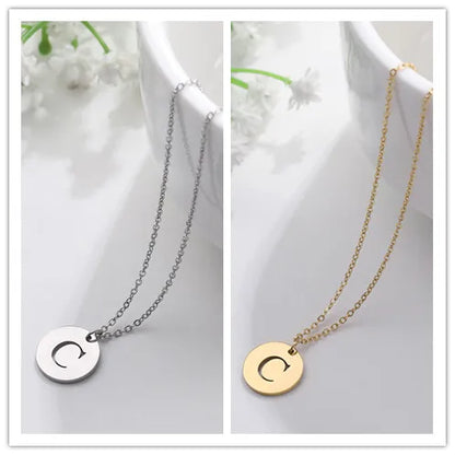 Solène™ | Colar com Pendente de Letra Elegante em Ouro