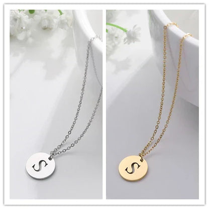 Solène™ | Colar com Pendente de Letra Elegante em Ouro