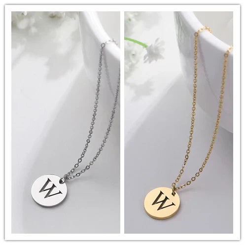 Solène™ | Colar com Pendente de Letra Elegante em Ouro