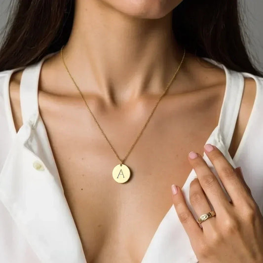 Solène™ | Colar com Pendente de Letra Elegante em Ouro