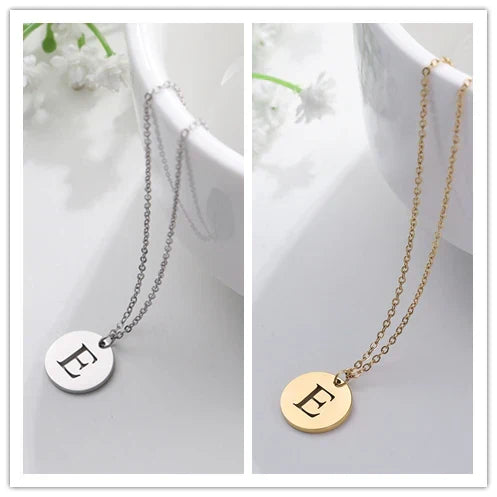 Solène™ | Colar com Pendente de Letra Elegante em Ouro