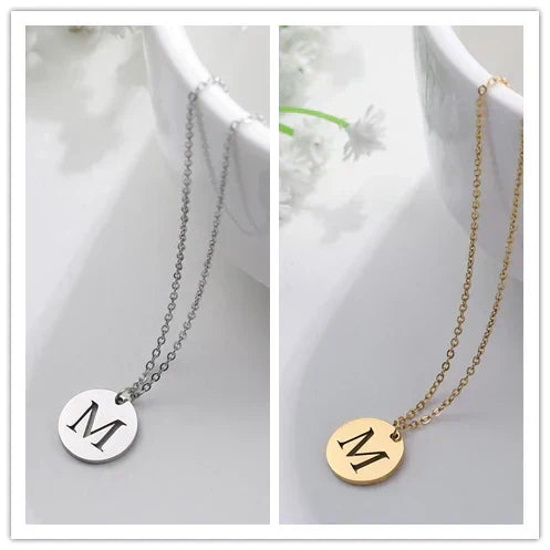 Solène™ | Colar com Pendente de Letra Elegante em Ouro