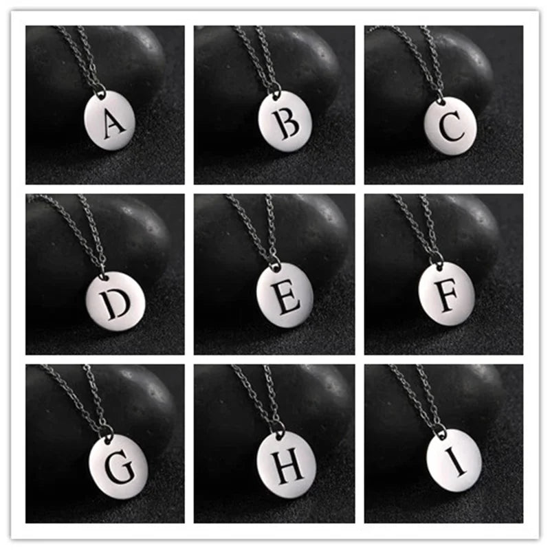 Solène™ | Colar com Pendente de Letra Elegante em Ouro