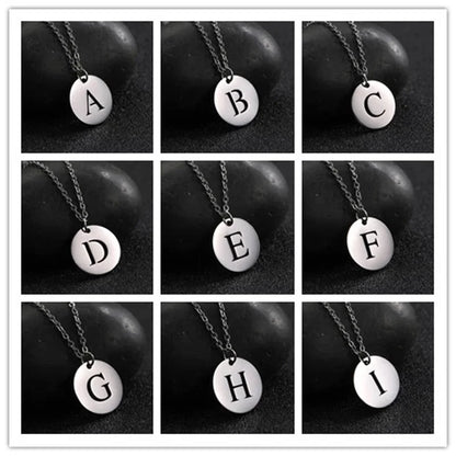 Solène™ | Colar com Pendente de Letra Elegante em Ouro