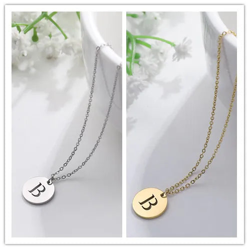 Solène™ | Colar com Pendente de Letra Elegante em Ouro