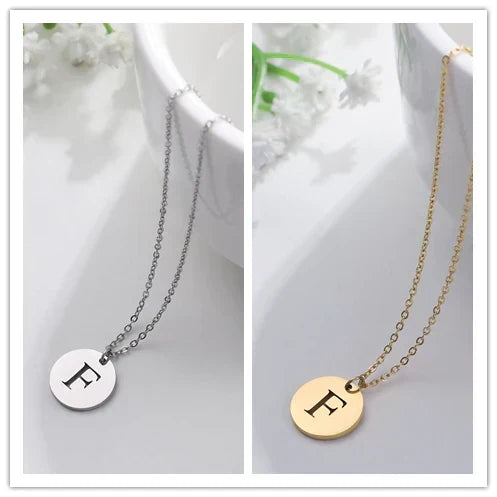 Solène™ | Colar com Pendente de Letra Elegante em Ouro