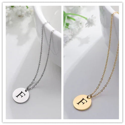 Solène™ | Colar com Pendente de Letra Elegante em Ouro