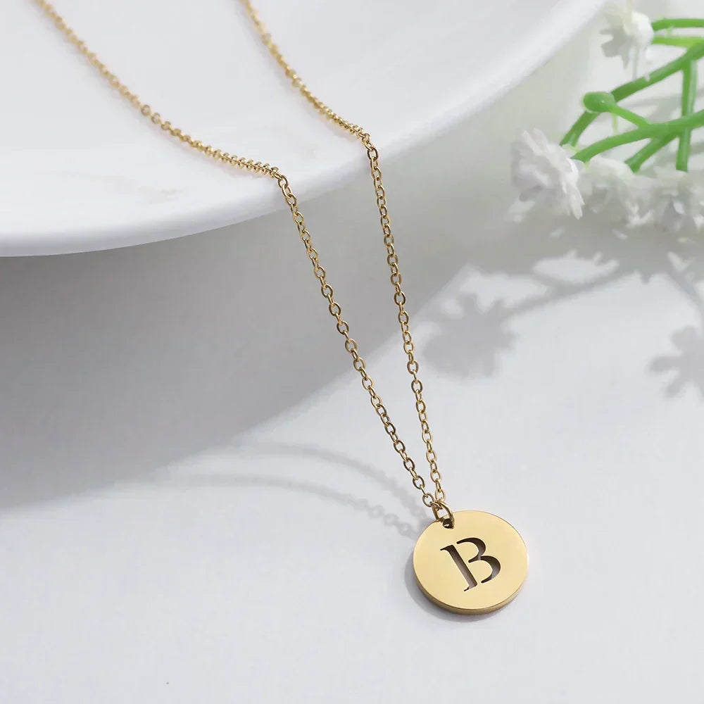 Solène™ | Colar com Pendente de Letra Elegante em Ouro