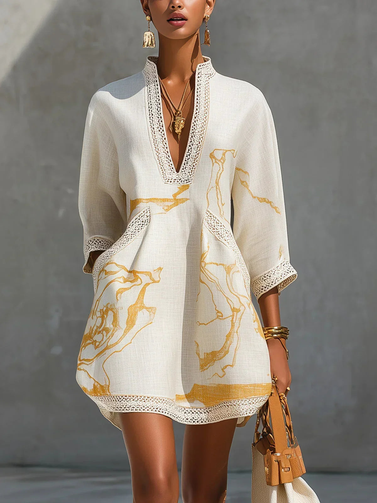Donatella™ | Vestido Curto Preto com Estampado Mármore Dourado e Renda Crochet