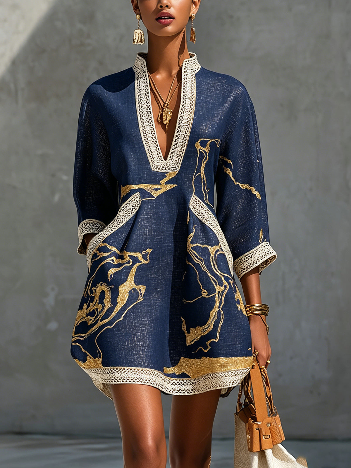 Donatella™ | Vestido Curto Preto com Estampado Mármore Dourado e Renda Crochet