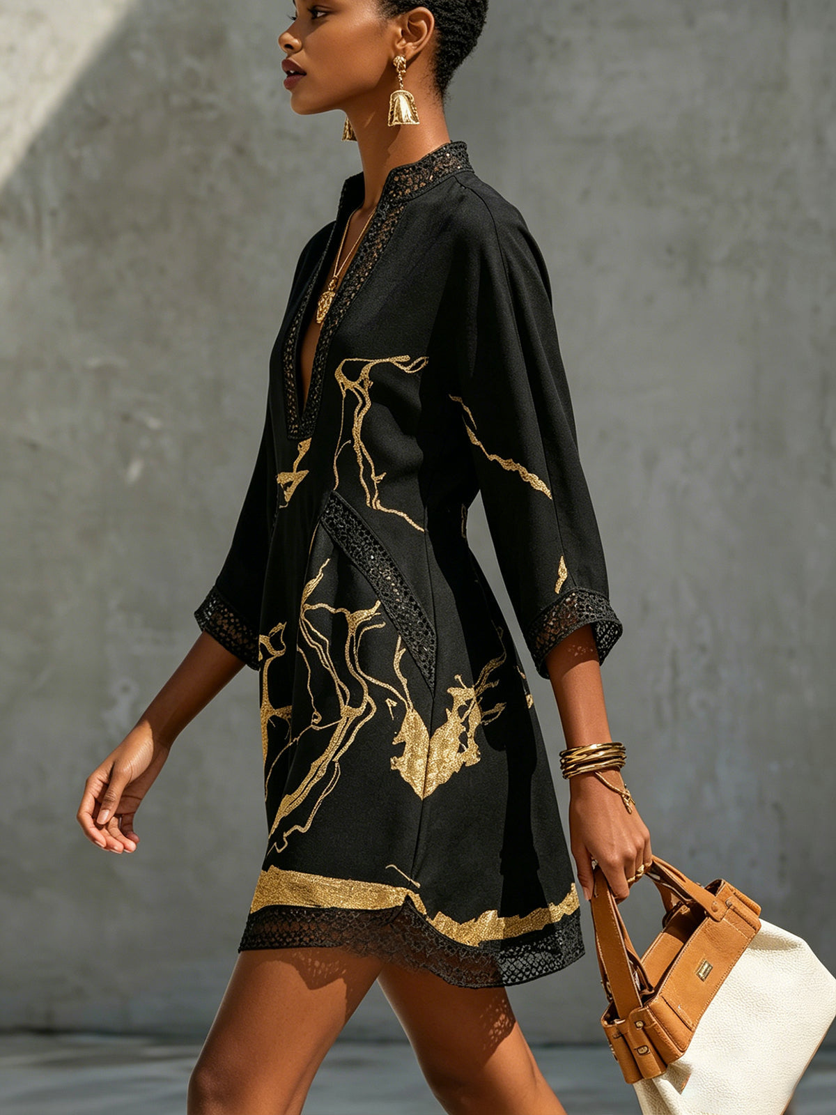 Donatella™ | Vestido Curto Preto com Estampado Mármore Dourado e Renda Crochet