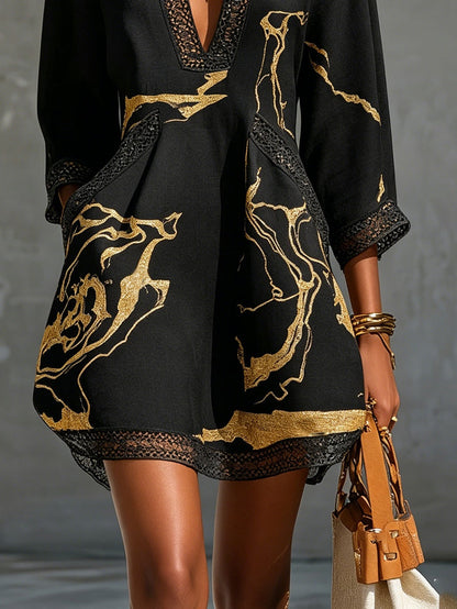 Donatella™ | Vestido Curto Preto com Estampado Mármore Dourado e Renda Crochet