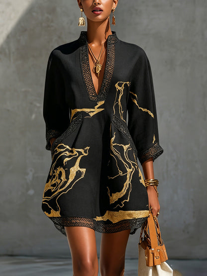 Donatella™ | Vestido Curto Preto com Estampado Mármore Dourado e Renda Crochet