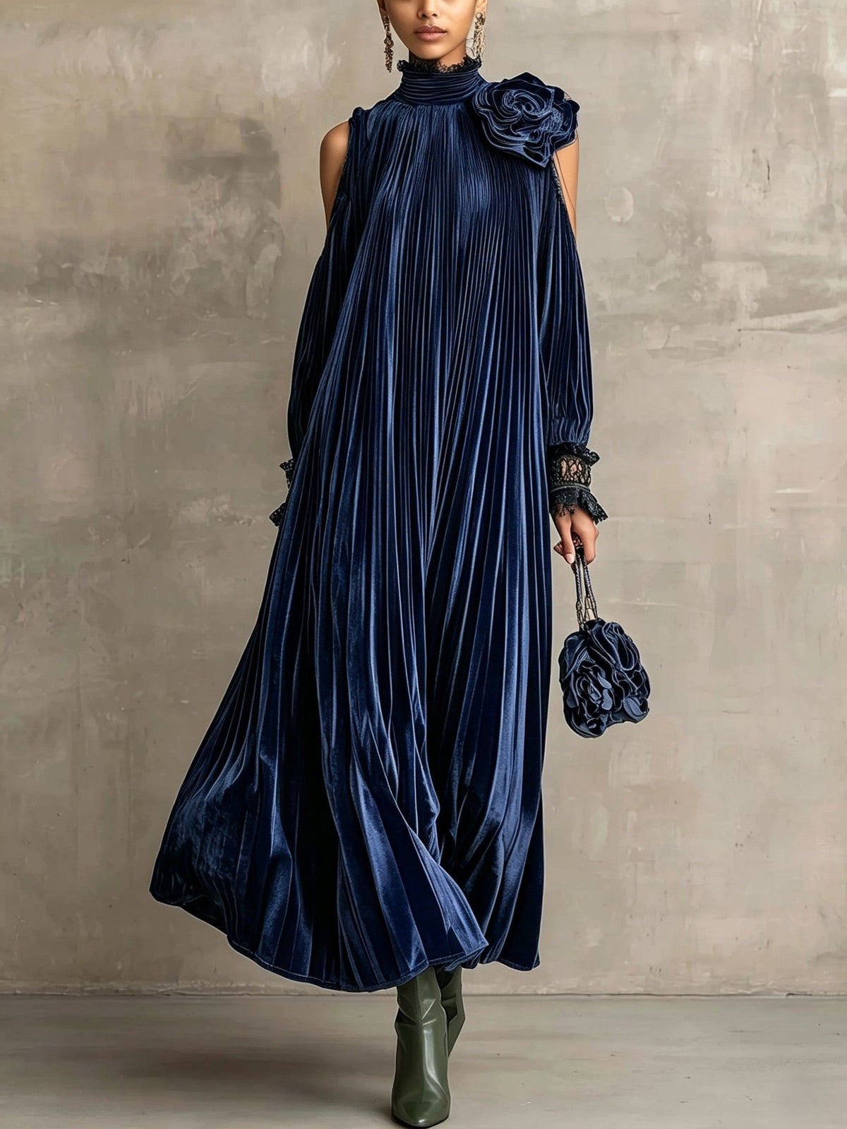 Rosa™ | Vestido Comprido Plissado com Flor no Ombro