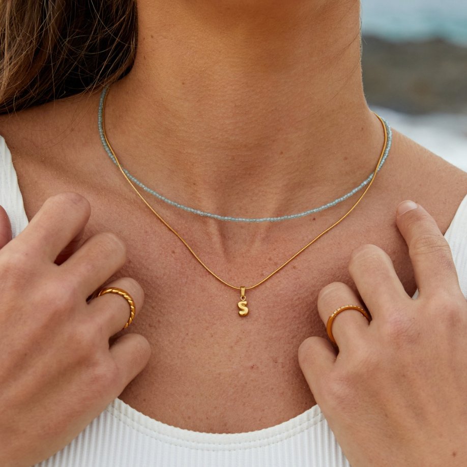 Émilie™ | Colar Letra Bubble Chic
