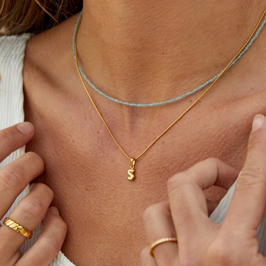 Émilie™ | Colar Letra Bubble Chic