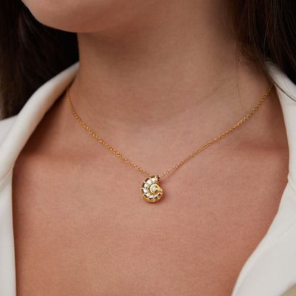 Noémie™ | Colar com Pendente de Concha em Cristal