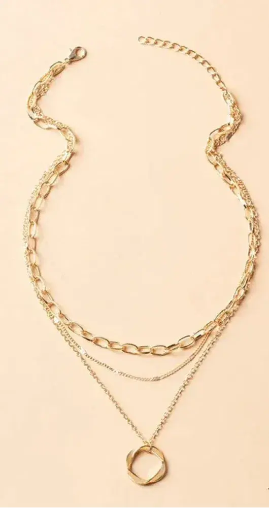 Béatrice™ | Colar Dourado Sobreposto com Pendente