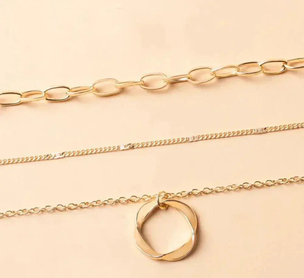 Béatrice™ | Colar Dourado Sobreposto com Pendente