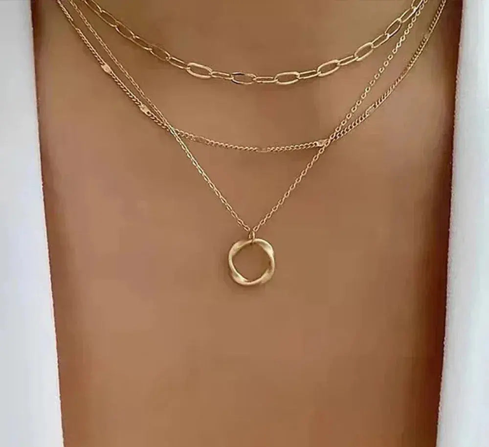 Béatrice™ | Colar Dourado Sobreposto com Pendente