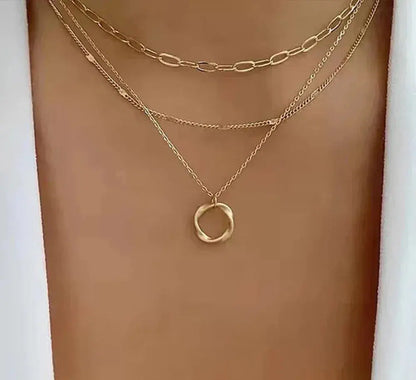Béatrice™ | Colar Dourado Sobreposto com Pendente