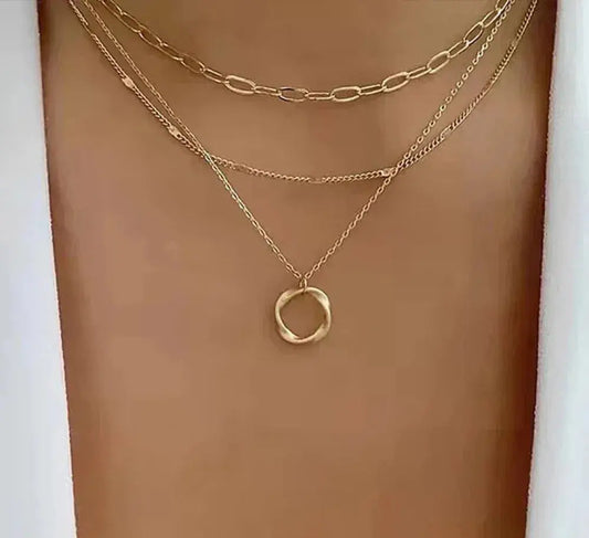 Béatrice™ | Colar Dourado Sobreposto com Pendente